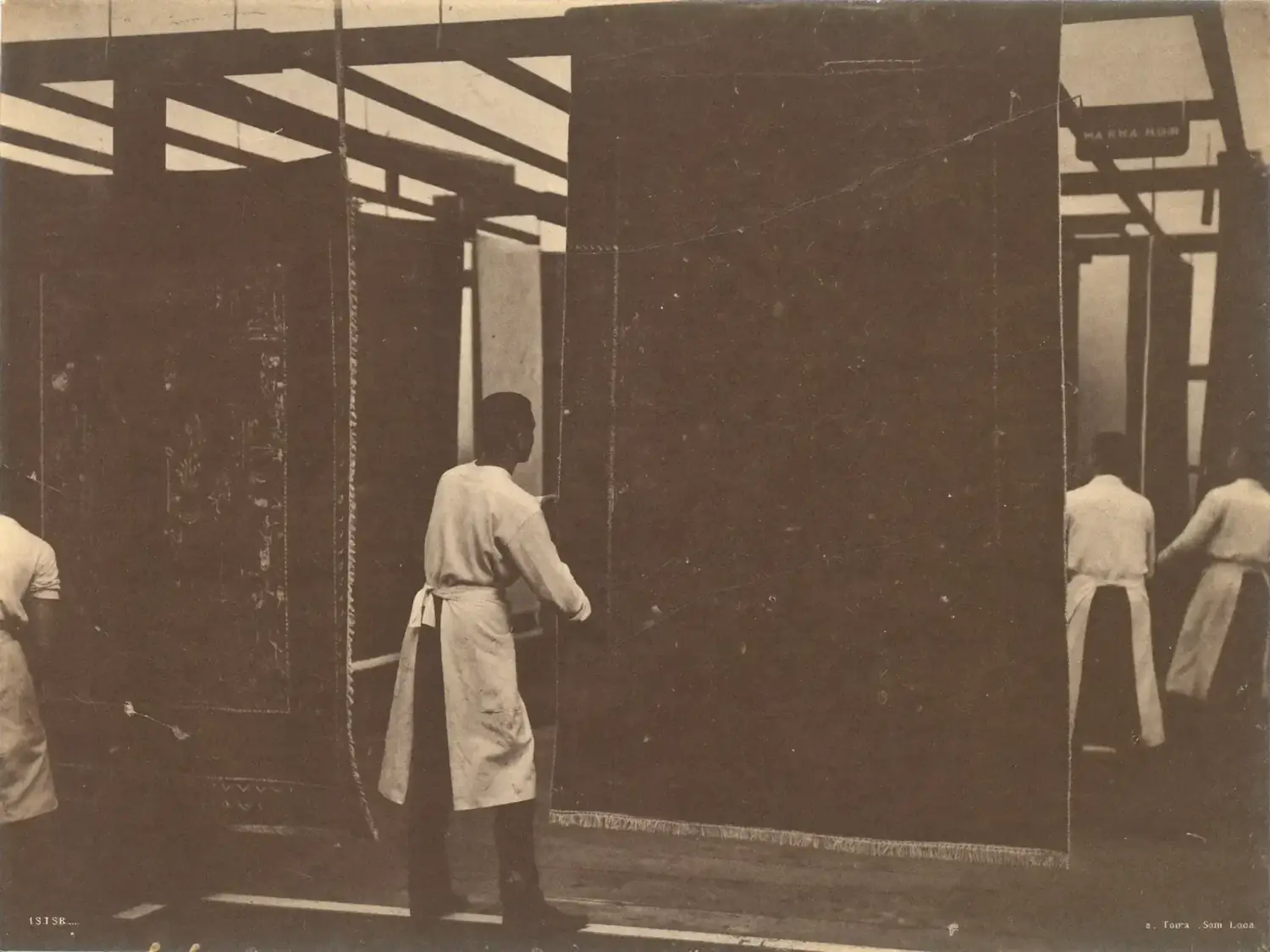 Évocation d'un atelier de lavage de tapis dans les années 1920 (illustration)